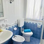 דירה Luminous Flat With Balcony-beahost